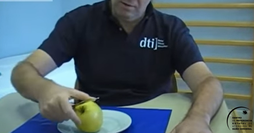 Portada de la entrada Cómo pelar una manzana con una sola mano